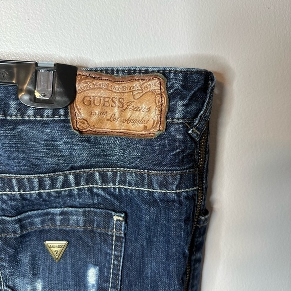 49- GUESS DESTROYED DENIM ZIP/SLIP MINI  SKIRT IN SIZE 26 - Picture 4 of 9